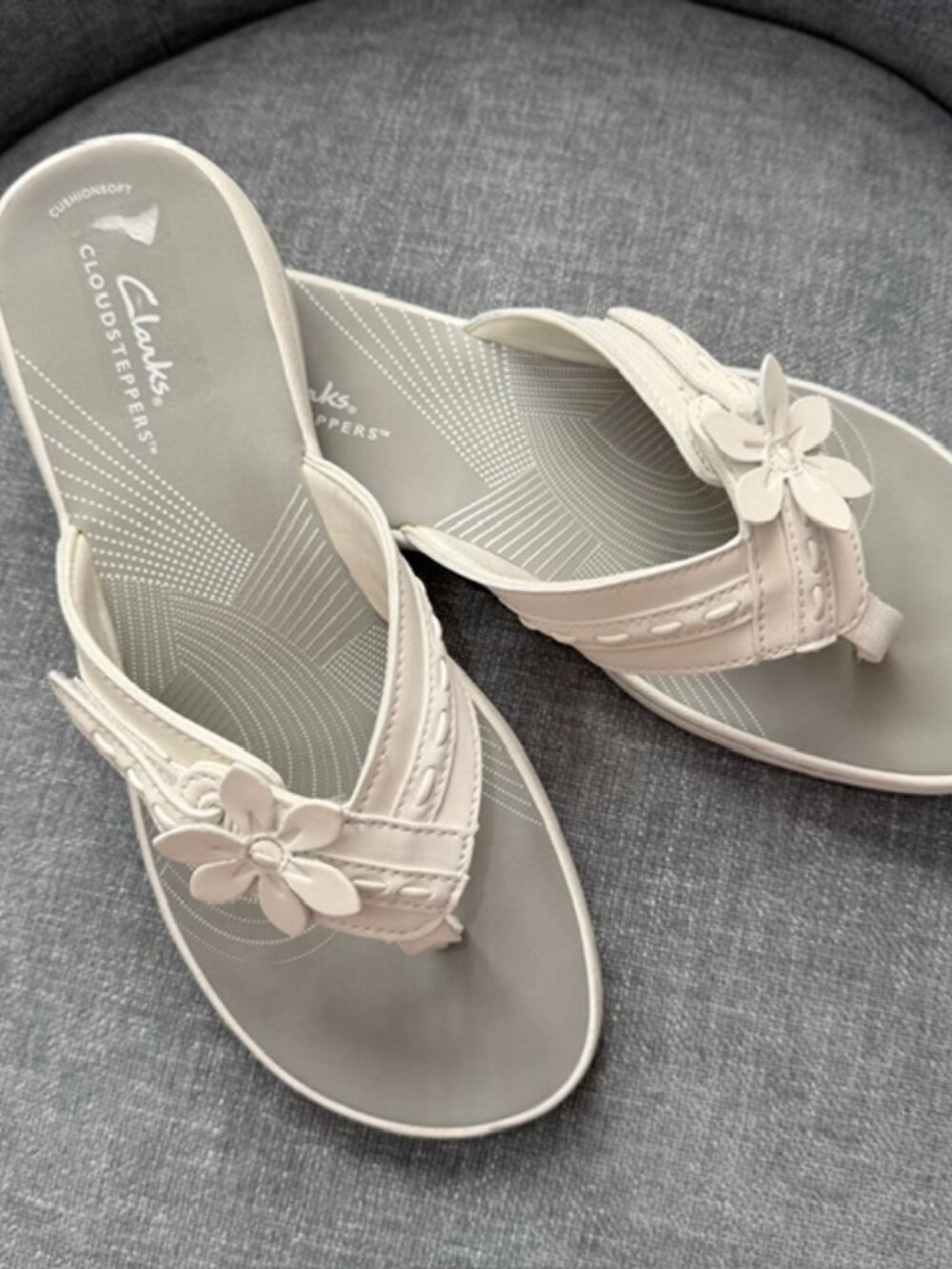 NEW Clarks Cloudsteppers White Floral Thong Sandals Comfort Shoes Size 8
